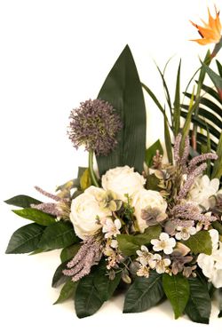 Alegre centro de flores para cementerio con flores artificiales de aves del paraíso