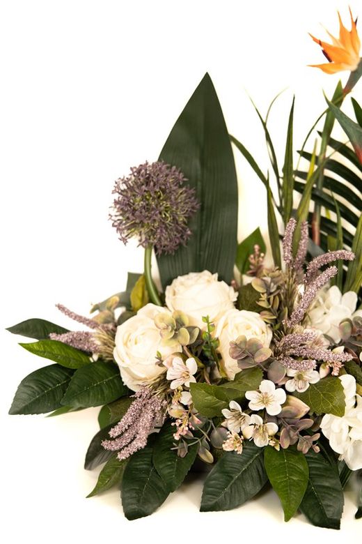 Alegre centro de flores para cementerio con flores artificiales de aves del paraíso