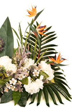 Alegre centro de flores para cementerio con flores artificiales de aves del paraíso