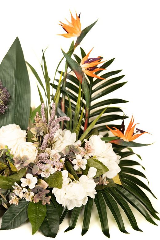Alegre centro de flores para cementerio con flores artificiales de aves del paraíso