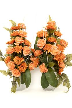 Alegre buquê de flores artificiais para cemitério de rosas laranja