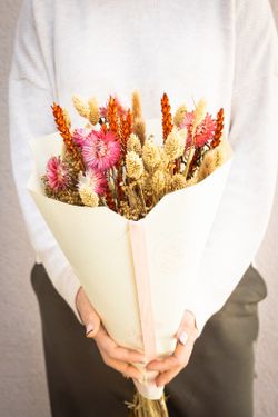 Armonioso bouquet variado de flores secas Hippy