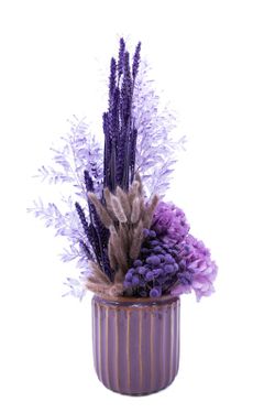 Armonioso centro de cerámica lila con flores secas y preservadas