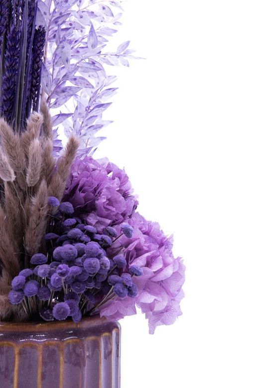 Armonioso centro de cerámica lila con flores secas y preservadas