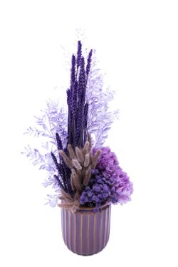 Armonioso centro de cerámica lila con flores secas y preservadas