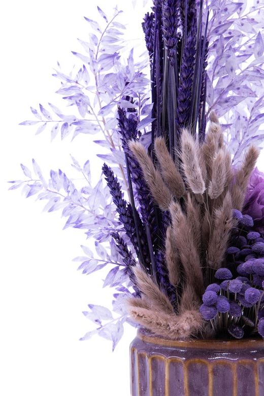 Armonioso centro de cerámica lila con flores secas y preservadas
