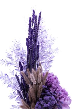 Armonioso centro de cerámica lila con flores secas y preservadas