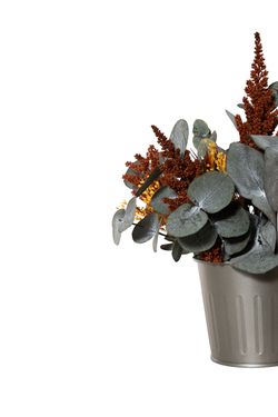 Astilbe preservado para este otoñal centro de flores secas y preservadas