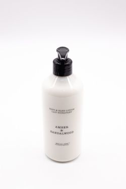 Loção para as mãos e corpo de 500ml Amber & Saldalwood. Bouquet CERERIA MOLLA 1899