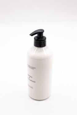 Loção para as mãos e corpo de 500ml Amber & Saldalwood. Bouquet CERERIA MOLLA 1899