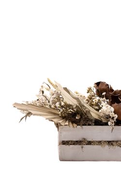 Caja de madera color blanco con flores secas y preservadas en color natural