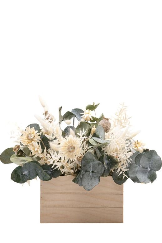 Caja de madera de pino con flores blancas secas y flores preservadas