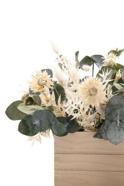 Caja de madera de pino con flores blancas secas y flores preservadas