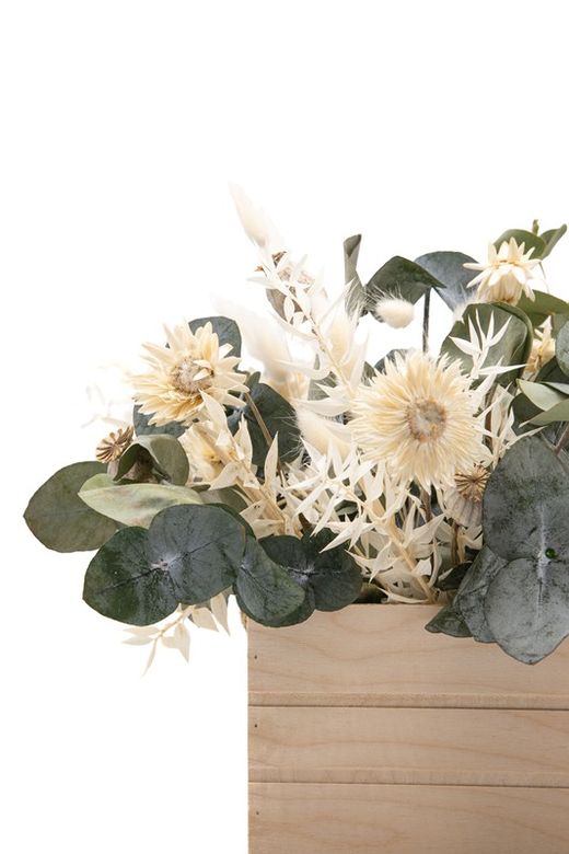 Caja de madera de pino con flores blancas secas y flores preservadas