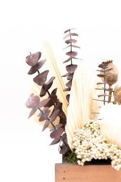 Caja vintage de madera con flores presevadas y flores secas