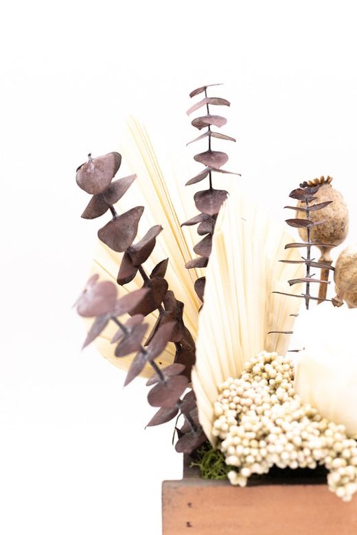 Caja vintage de madera con flores presevadas y flores secas