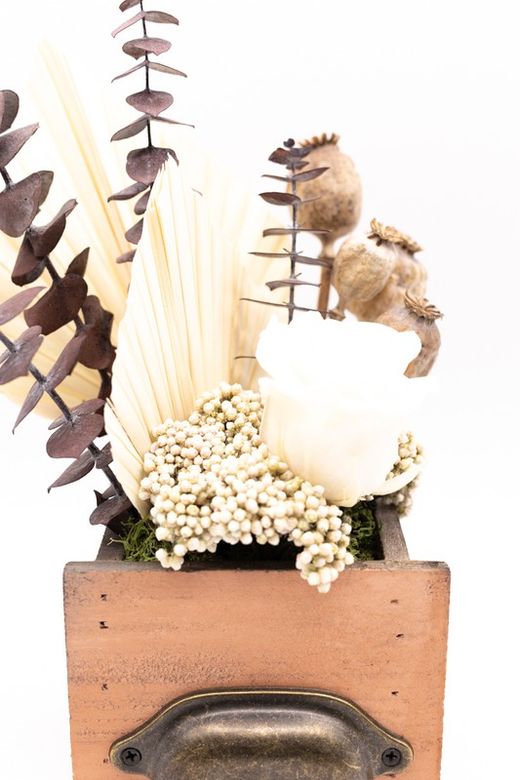 Caja vintage de madera con flores presevadas y flores secas