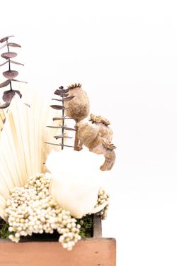 Caja vintage de madera con flores presevadas y flores secas