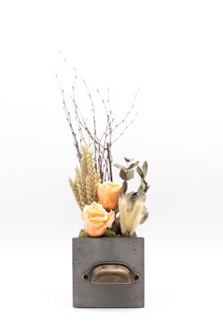 Gaveta de madeira rústica com rosas preservadas