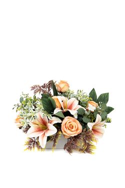 Cálida jardinera floral de cementerio con lillyum naranja