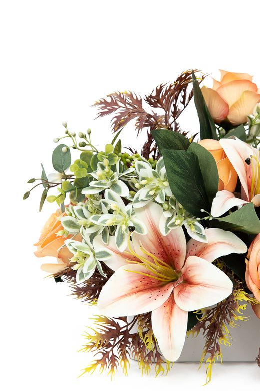 Cálida jardinera floral de cementerio con lillyum naranja