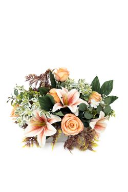 Cálida jardinera floral de cementerio con lillyum naranja