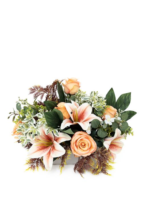 Cálida jardinera floral de cementerio con lillyum naranja