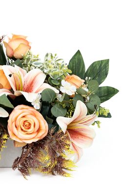 Cálida jardinera floral de cementerio con lillyum naranja