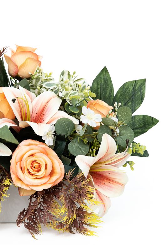 Cálida jardinera floral de cementerio con lillyum naranja