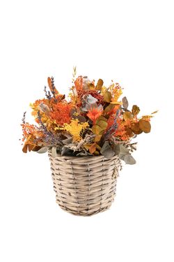 Cálidas flores para este centro en tonos anaranjados y naturales