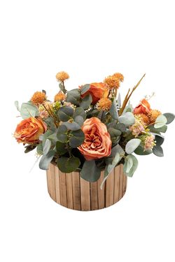 Cálido centro de flores artificiales con rosas