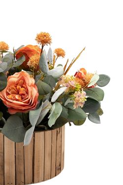 Cálido centro de flores artificiales con rosas