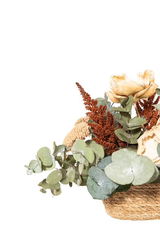 Cálido centro de flores secas y preservadas en tonos naranja