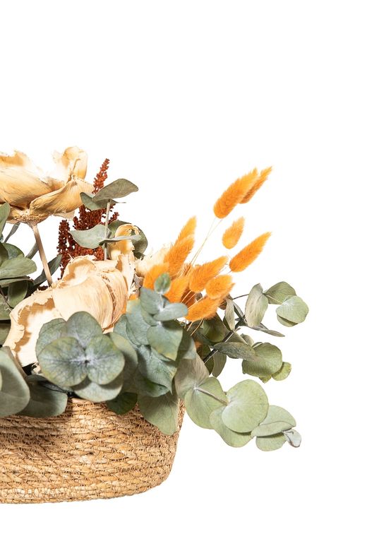 Cálido centro de flores secas y preservadas en tonos naranja