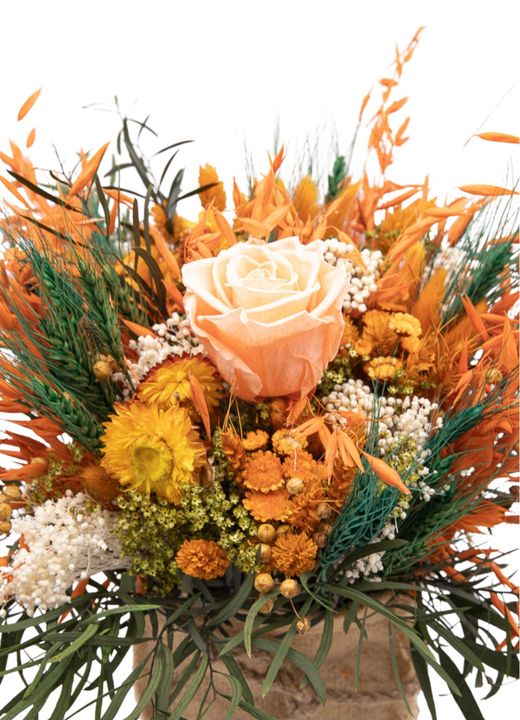 Cálido centro en tonos naranjas, verdes y naturales