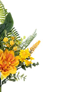 Cálido pomo floral de cementerio con dalia en tono naranja