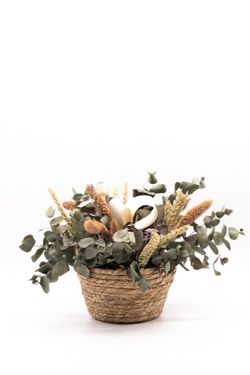 Cesta de paja con flores secas y con flores preservadas