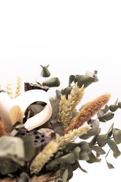 Cesta de paja con flores secas y con flores preservadas