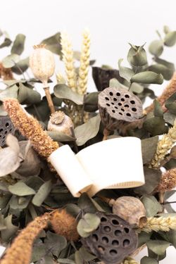 Cesta de paja con flores secas y con flores preservadas