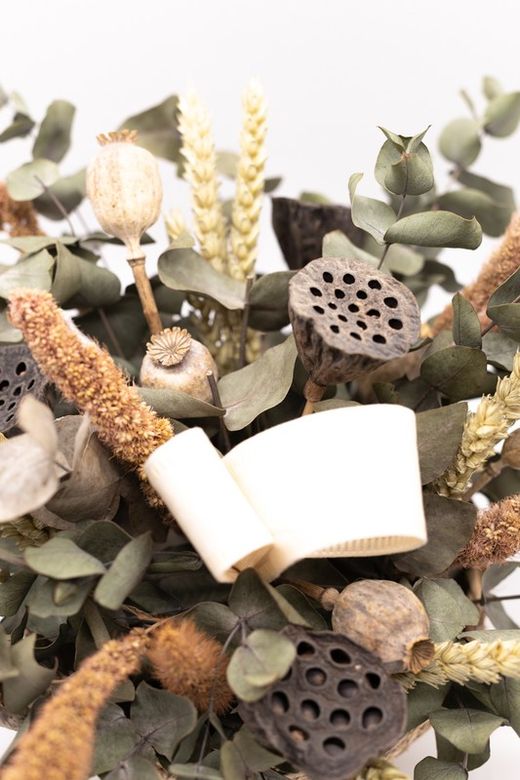 Cesta de paja con flores secas y con flores preservadas