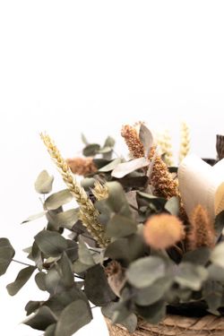 Cesta de paja con flores secas y con flores preservadas