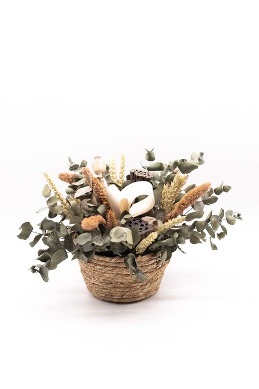 Cesta de paja con flores secas y con flores preservadas