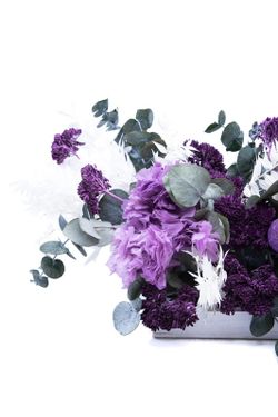 Centro alargado color violeta. Elegancia en movimiento