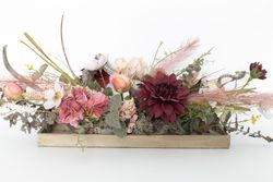 Centro alargado de flor artificial en tonos rosados, una decoración floral muy fina y elegante