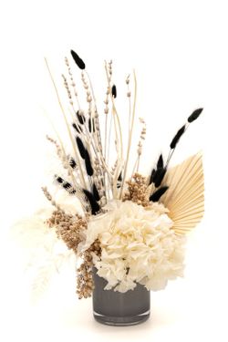 Centro alto de flores preservadas y secas en color negro y blanco.