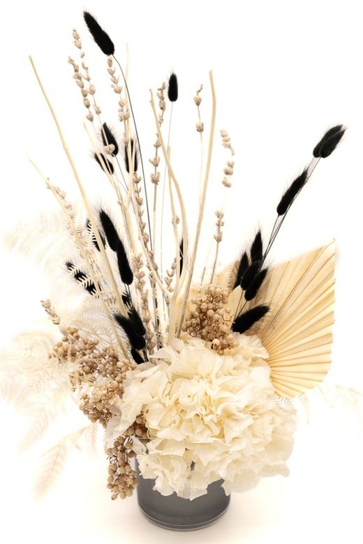 Centro alto de flores preservadas y secas en color negro y blanco.