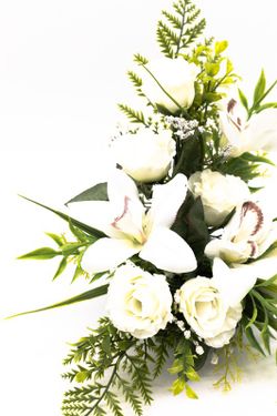 Centro de flores artificiales para nichos de cementerio en color blanco