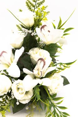 Centro de flores artificiales para nichos de cementerio en color blanco