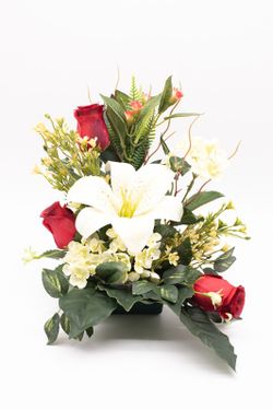 Centro de flores artificiales para cementerio con lirio en color rojo