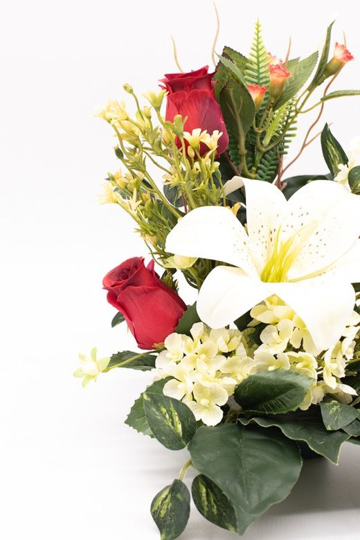 Centro de flores artificiales para cementerio con lirio en color rojo